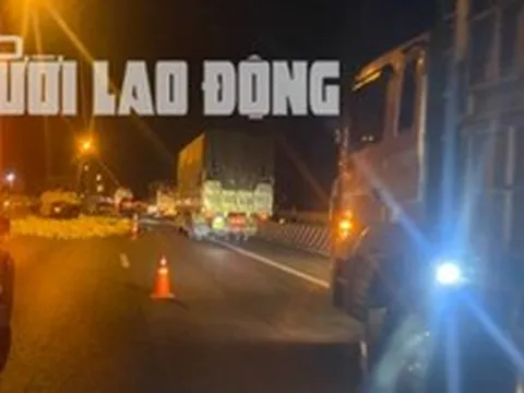 Tại nạn chết người trên cao tốc TP HCM - Trung Lương, hàng hóa rơi đầy đường