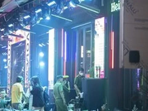 Gần 100 cảnh sát kiểm tra những căn phòng kín đáo ở phố Tây Bùi Viện