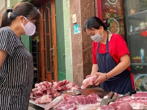 Giá lợn hơi giảm sâu, vì sao thịt lợn vẫn bán giá "trên trời"?
