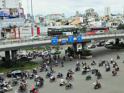 Sắp có dải phân cách di động tại chân cầu vượt Hàng Xanh