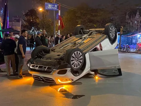 Đằng sau những bức ảnh TNGT: GLC lật ngửa giữa đường với tốc độ cao