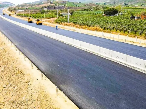 Cần có biện pháp đề phòng xảy ra tai nạn giao thông trên công trường đang thi công