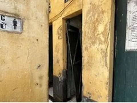 Hình ảnh nhà vệ sinh ở Hà Nội xuống cấp, bị người dân lấn chiếm