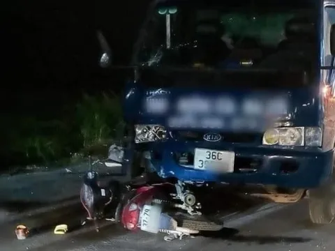 Xe máy va chạm với xe tải, 2 người chết, 1 người nguy kịch