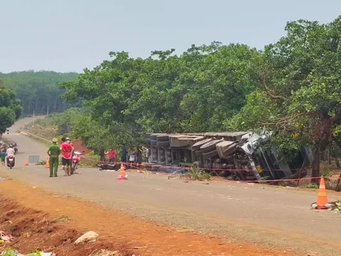 Xe máy và xe container va chạm, hai bà cháu tử vong tại chỗ