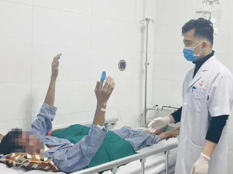 Người đàn ông mắc uốn ván nguy kịch do đi dép buộc dây thép