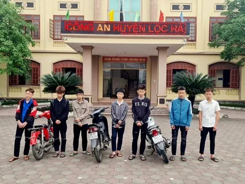 Nhóm thanh thiếu niên lạng lách, đâm thẳng xe vào chốt lực lượng CSGT