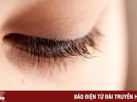 Trào lưu bôi son dưỡng môi lên mi mắt có nguy cơ gây nguy hiểm với sức khỏe