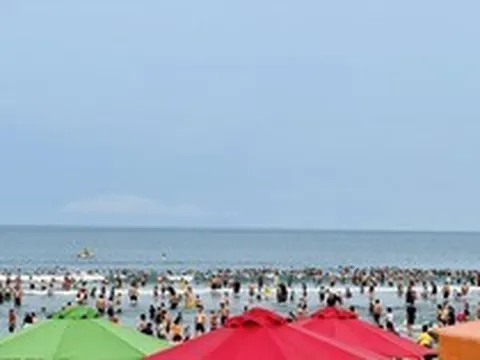 Nắng nóng, hàng nghìn người đổ về biển Đà Nẵng 'giải nhiệt'
