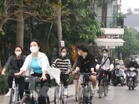 Dịch vụ cho thuê xe đạp ở hồ Tây 'vào mùa', kiếm tiền triệu mỗi ngày