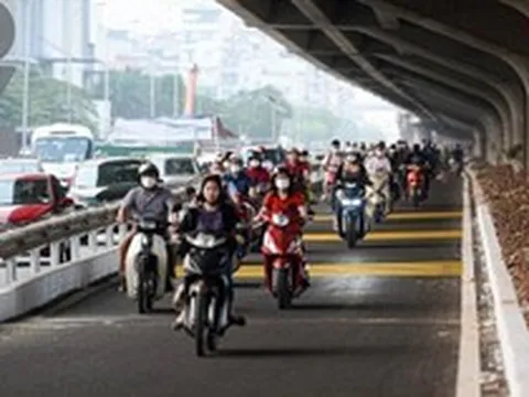 Hà Nội: Thông xe tuyến đường tạm tại dải phân cách trên đường Nguyễn Xiển