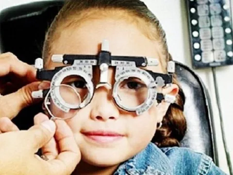 Dự báo đến năm 2050, 80%-90% trẻ em Đông Á bị cận thị