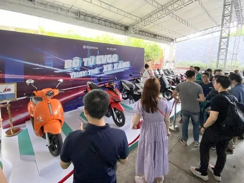Giới trẻ TP HCM mê mẩn bộ tứ xe máy điện thay thế xe chạy xăng