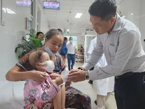 Món quà ý nghĩa của các phóng viên đến với bệnh nhi nghèo Nghệ An