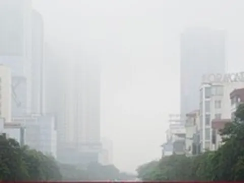 Sương mù dày đặc 'nuốt chửng' nhiều tòa nhà cao tầng ở Hà Nội