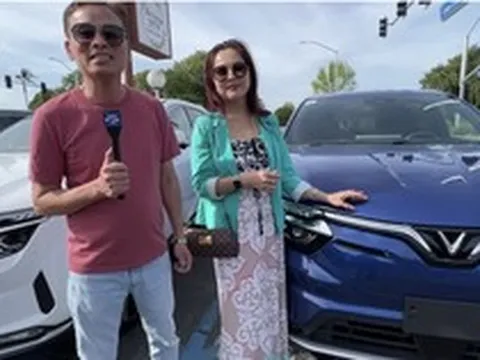 Bỏ cọc Tesla mua VinFast VF 8, đôi vợ chồng chia sẻ: ‘Bị ném đá rất nhiều nhưng vẫn tự hào khi ngồi lên xe do người Việt Nam sản xuất’