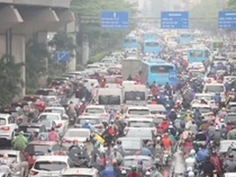 Nồm ẩm, trời mù kèm mưa khiến giao thông Hà Nội rối loạn