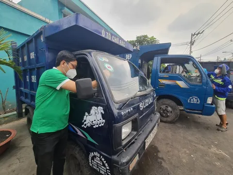 Dán tem cho 200 xe gom rác ở TP HCM