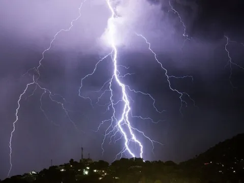 Bị sét đánh, người đàn ông thoát cửa tử một cách "thần kỳ"