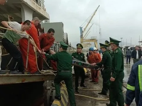 Bộ đội biên phòng cứu chữa cho 3 thuyền viên nước ngoài bị ngạt khí