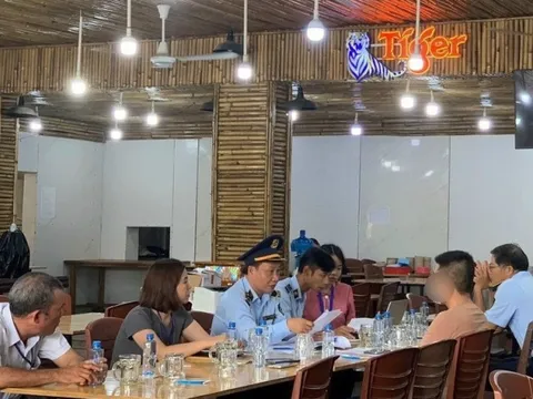 Đoàn kiểm tra làm việc với chủ nhà hàng bị tố “chặt chém” du khách