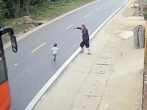 Clip TNGT: Kinh hoàng cảnh người đàn ông bất lực nhìn đứa bé lao ra lòng đường