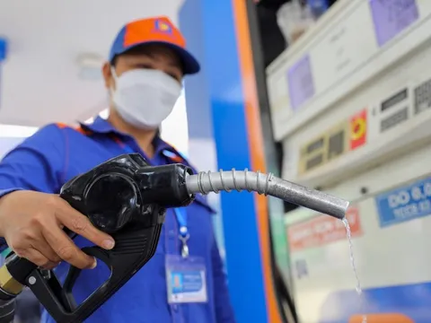 15h chiều hôm nay, giá xăng trong nước tăng mạnh