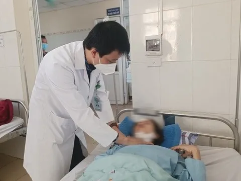 Ngã cầu thang, người phụ nữ bị kính cứa ngang cổ