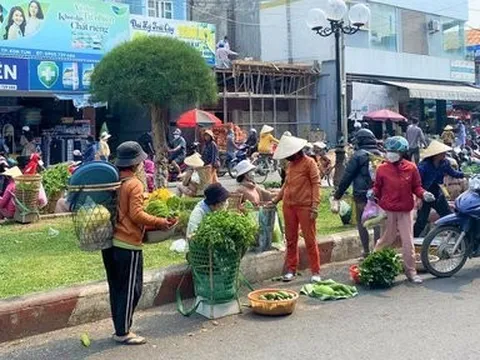 Độc đáo những “cửa hàng” rau di động của phụ nữ Ba Na