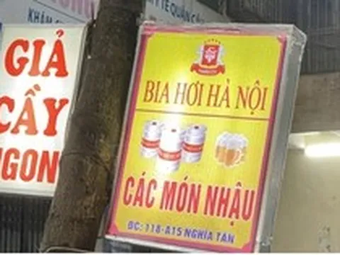 Hàng loạt cây xanh ở Hà Nội bị đóng đinh đang “kêu cứu”