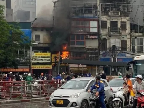 Hà Nội: Ngôi nhà trên phố Xã Đàn bốc cháy dữ dội