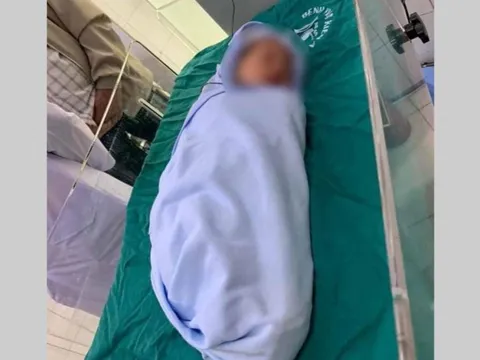 Phát hiện bé sơ sinh còn nguyên dây rốn bị bỏ rơi bên vệ đường