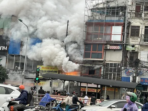 CLIP: Cháy lớn nhà dân gần giao lộ đúng giờ cao điểm