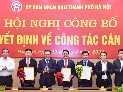 Chủ tịch Trần Sỹ Thanh trao quyết định nhân sự Hà Nội mới và Kinh tế đô thị