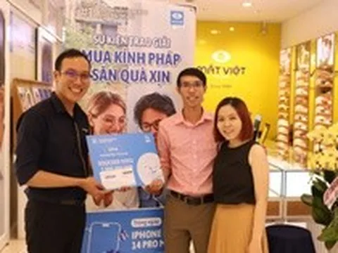 Lộ diện những khách hàng đầu tiên trúng iPhone 14 khi mua kính Essilor