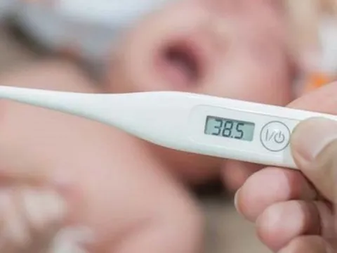 Bé trai nguy kịch vì bà ngoại cho uống hạ sốt quá liều, bác sĩ chia sẻ cách dùng thuốc đúng