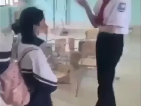 Xôn xao clip 15 giây ghi lại cảnh nữ sinh ép bạn quỳ và ra tay "dạy dỗ"