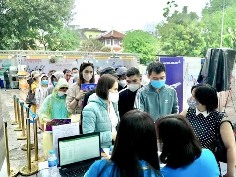 Tấp nập người ghé thăm VITM Hà Nội 2023 tìm mua vé máy bay ưu đãi