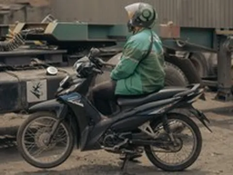 Tình cảnh trớ trêu của tài xế nữ chạy Gojek: Nhận ít đơn, thu nhập thấp chỉ vì khách nam không chịu ngồi sau "tay lái đàn bà"!