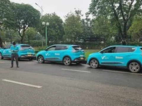 Hãng taxi điện của ông Phạm Nhật Vượng chính thức vận hành tại Hà Nội: quy mô ban đầu 500 xe VF e34, 100 xe VF8, sẽ ‘Nam tiến’ ngay trong tháng này