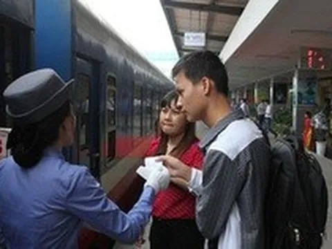 Vé máy bay đắt đỏ, đường sắt nhiều chặng “cháy” vé