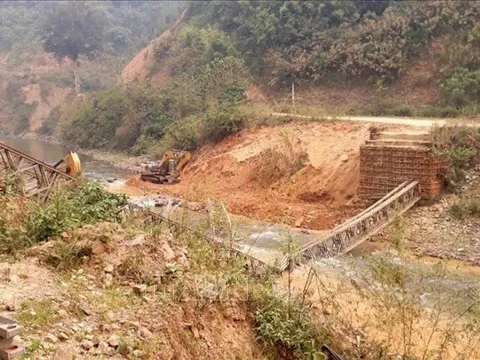 Sập cầu tạm vào thuỷ điện, 3 người thương vong