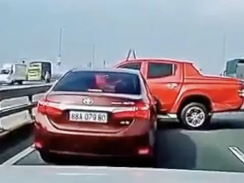 Clip TNGT: Tưởng bán tải như "hổ báo" nhưng cuối cùng vẫn bị xe nhỏ đâm quay ngang giữa đường đầy tủi hổ