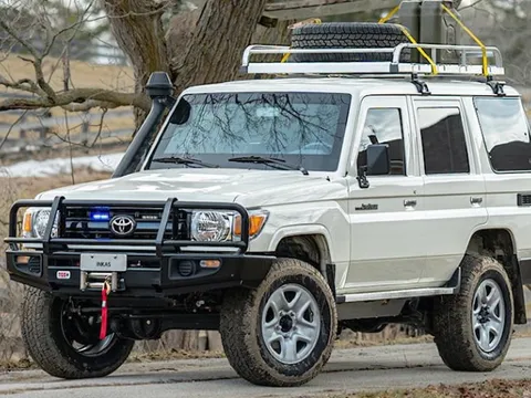 Chiếc Toyota Land Cruiser này trông rất bình thường nhưng chịu được đạn súng trường và 2 lựu đạn nổ cùng lúc