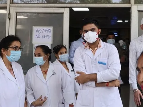 Châu Á thận trọng với sóng COVID-19 mới