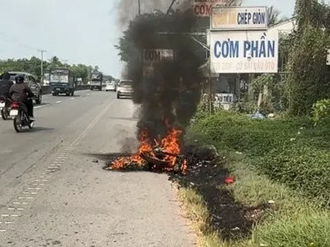 Nam công nhân bất lực nhìn xe máy bốc cháy trên Quốc lộ