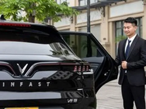 Taxi điện cao cấp VF 8: tài xế mặc vest như doanh nhân, trải nghiệm dịch vụ 'sang chảnh' chẳng khác nào chủ tịch