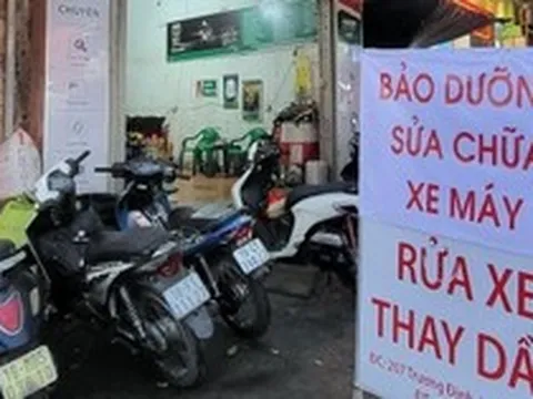 Dịch vụ sửa chữa xe ngang nhiên lấn chiếm lòng đường, vỉa hè Hà Nội