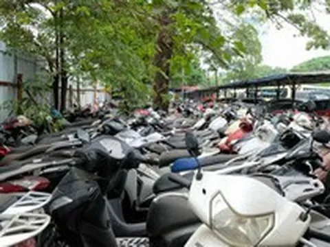 Hàng ngàn xe máy vi phạm chất đống khiến bãi xe quá tải