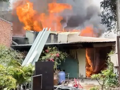 Xưởng gỗ ở TP.HCM bốc cháy ngùn ngụt sau tiếng nổ lớn